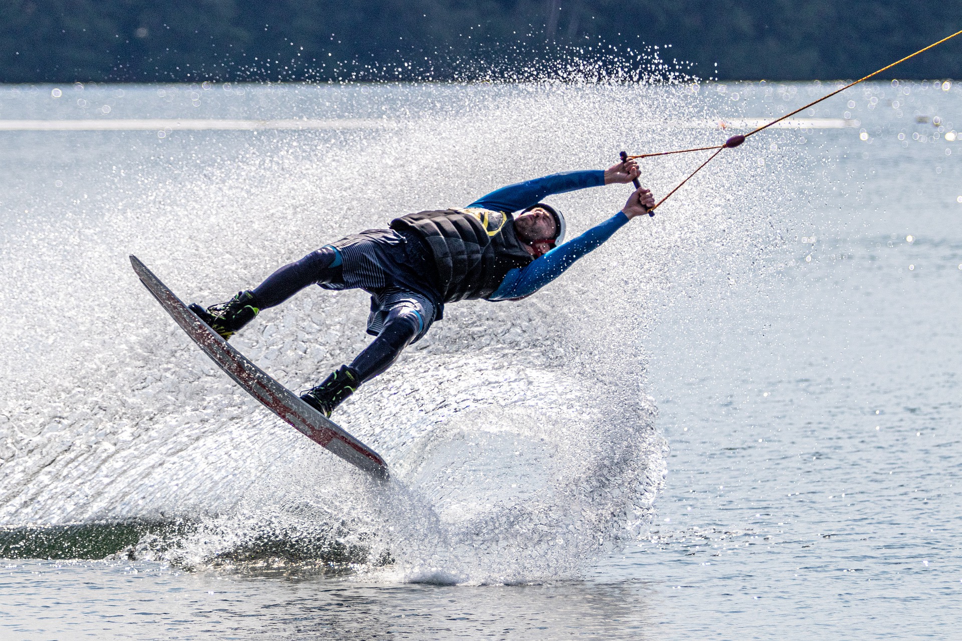 Mountain boarding. Водные виды спорта. Занятие экстремальными видами спорта. Вода спорт. Водные лыжи.